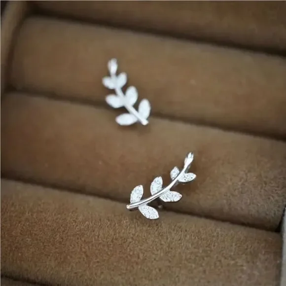 The Mini Leaf dainty stud earrings in cubic zirconia and 925 - Picture 2 of 10